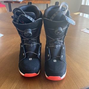 Salmon snowboarding boots. Broken Boa